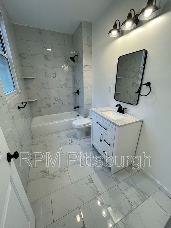 Building Photo - 2019 E Beckert Ave