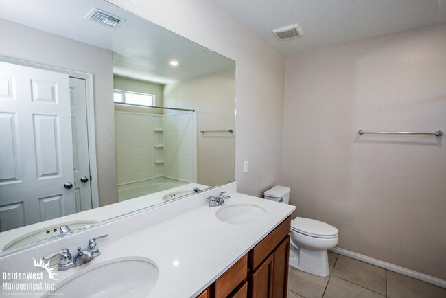 Building Photo - Modern 3Bdm 2.5Ba Two-Story Home in the De...
