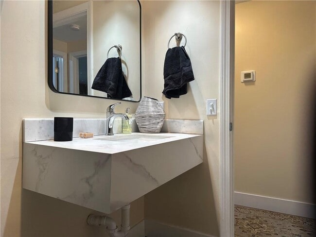 Building Photo - 351 New London Ave