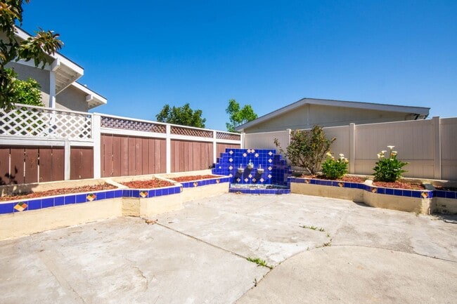 Building Photo - 3BR Townhome with Spacious Fenced Yard!