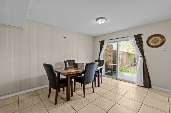 Building Photo - Bright & Cozy 2-Bedroom Townhouse with Solar Panels – Virginia Beach