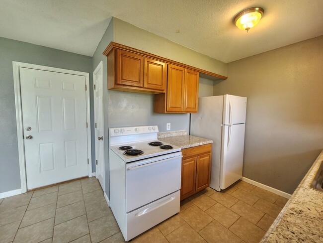 Building Photo - 3 Bedroom 1.5 Bath home in Shawnee!