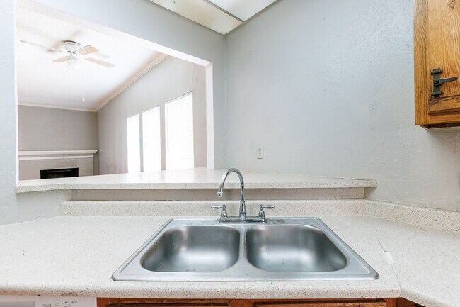 Building Photo - Extra Large 2 Bedroom 2 Bathroom Just South of Loop 289