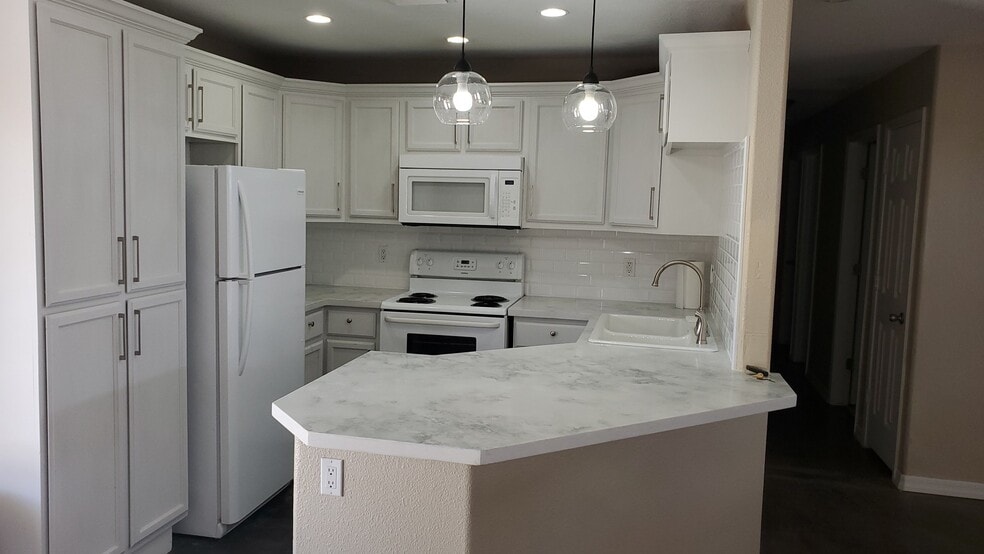 Building Photo - 911 Riverview Dr