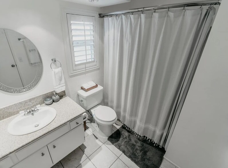 Building Photo - 15656 Carrousel Dr