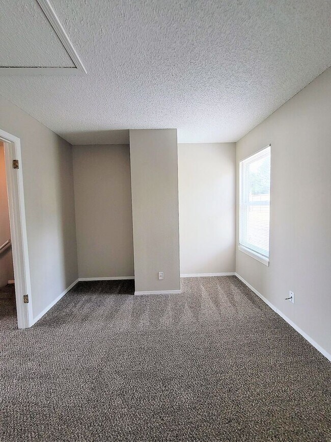 Building Photo - 2510 Hamlet Ln