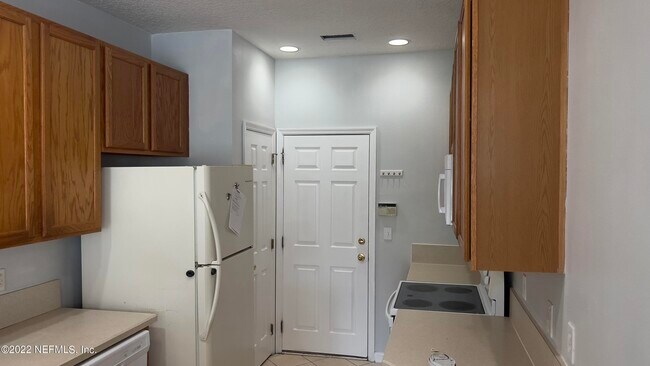 Building Photo - 3945 Buckthorne Dr