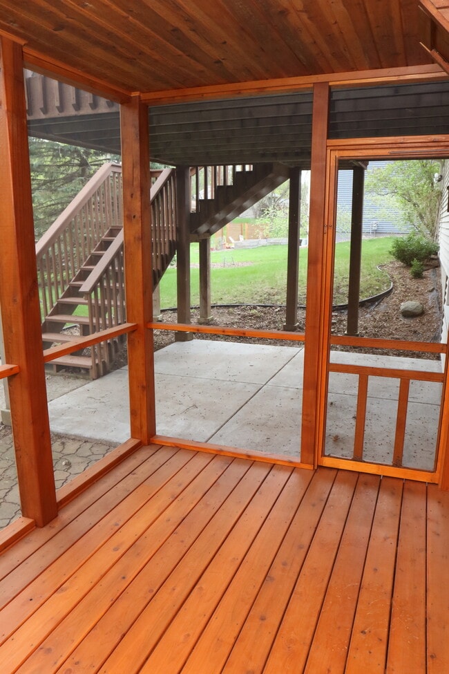 Screenporch - 7096 Stratford Rd