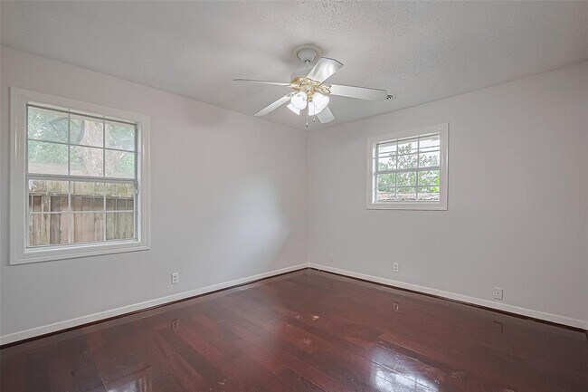Building Photo - 8045 Ridgeview Dr