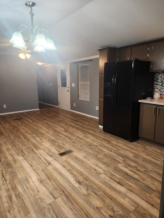 Building Photo - 7310 Pineview Dr