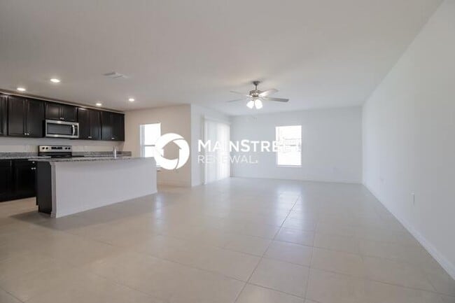 Building Photo - 5 Bedroom Pet-Friendly Home in Mascotte, FL with Main Street Renewal