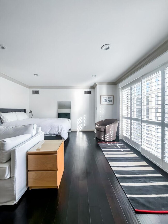 Building Photo - Unbelievable Furnished Studio Lease in WeH...