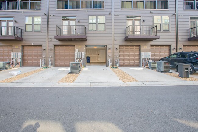 Building Photo - Stunning 3 BR/2.5 BA Townhome in Laurel!