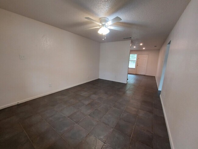 Building Photo - 1902 Ridgeview Dr