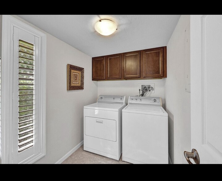 Building Photo - 4280 Island Cir