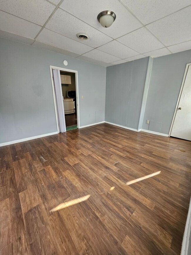 Building Photo - Upper 1 bedroom unit