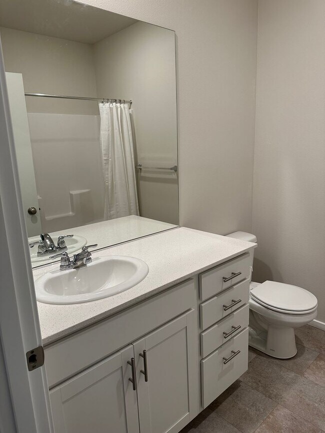 Building Photo - Newer single level 3-bedroom 2 bath house in Springfield!