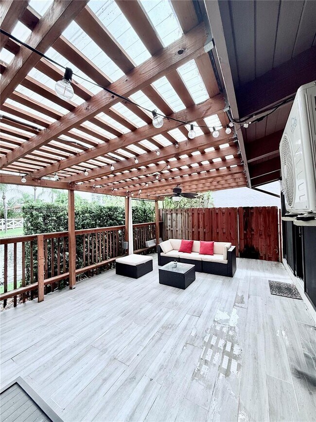 Building Photo - 2751 Parkview Dr S