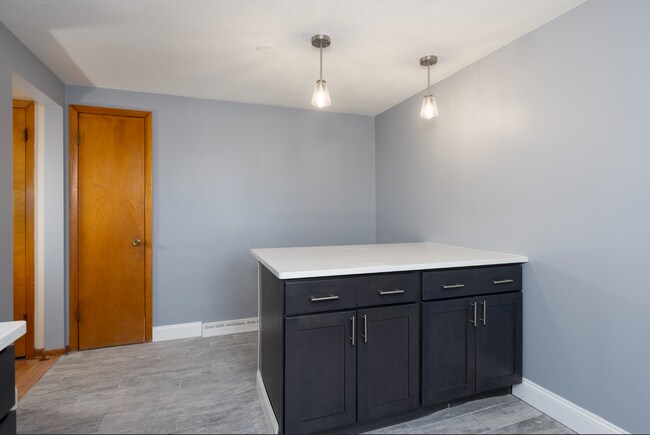 Building Photo - 568 Kenmore Ave