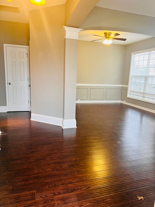 Building Photo - 105 Charing Pl