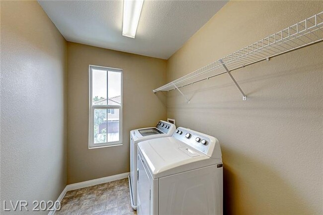 Building Photo - Northwest 4 bedroom!