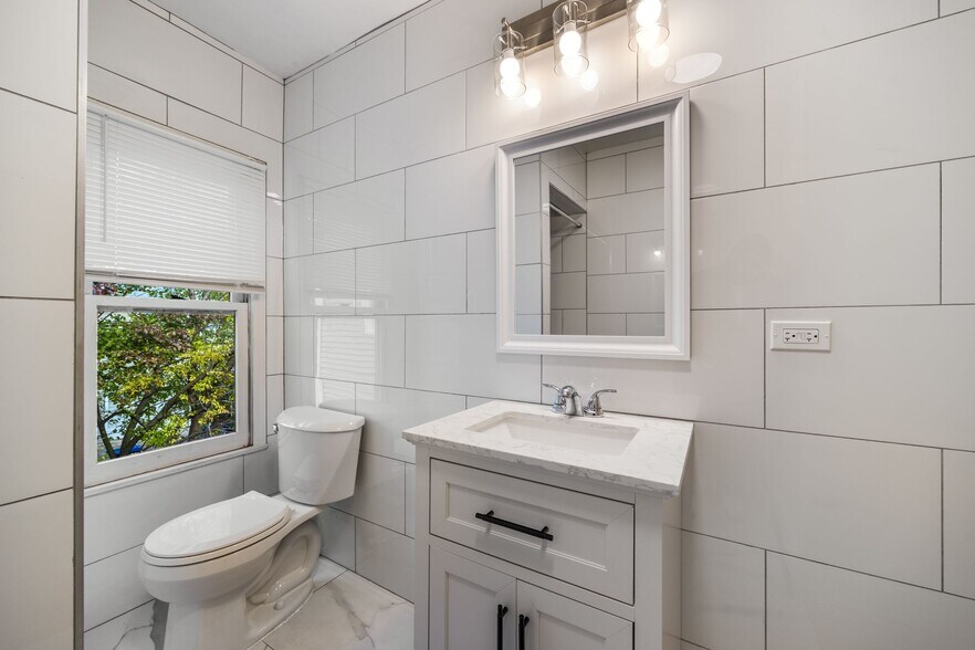 Building Photo - 1015 Garnett Pl