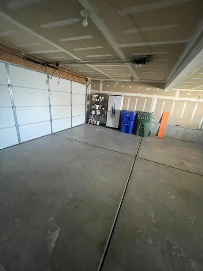 Building Photo - Your New Chapter Starts Here – 5 Bed, 2 Bath Syracuse Home + 2 Weeks Free!