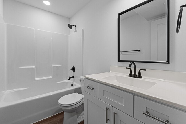 Building Photo - Spacious New Built, Great Location!