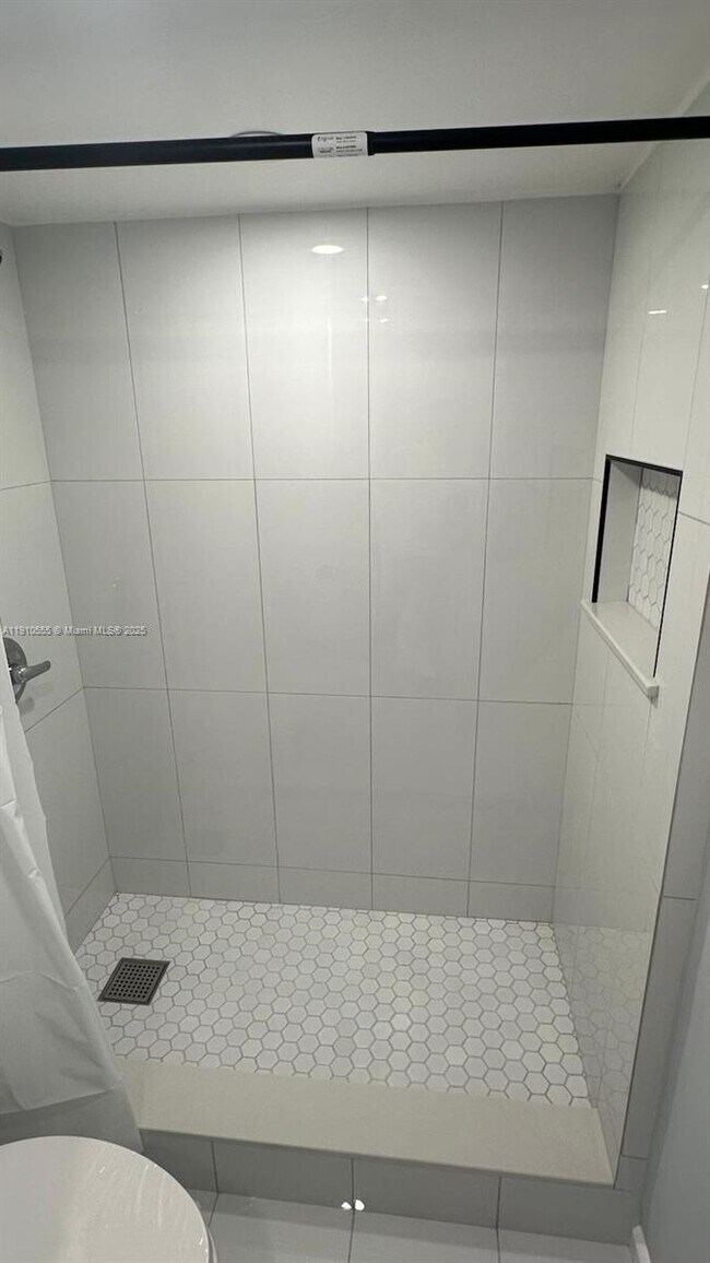 Building Photo - 1701 NE 191st St