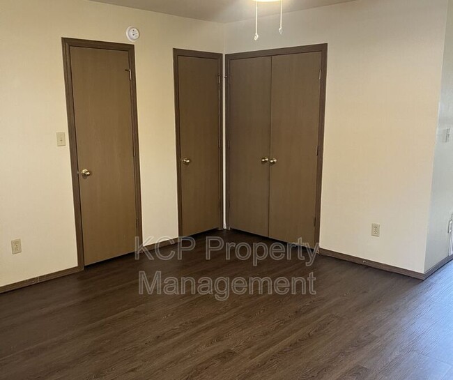 Building Photo - 3210 Phoenix Ave