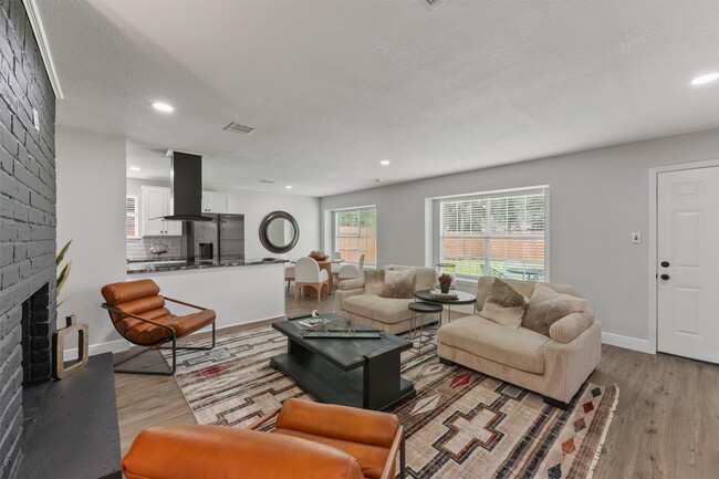Building Photo - 15439 Indian Woods Dr