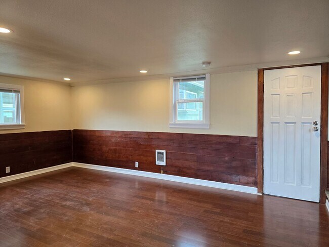 Building Photo - One Bedroom Duplex with Fenced Yard