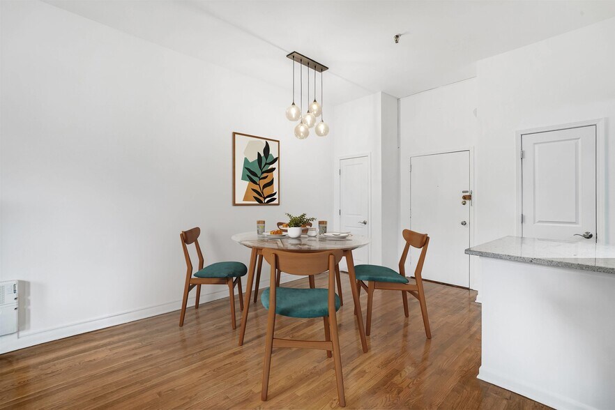 Building Photo - 347 Varick St