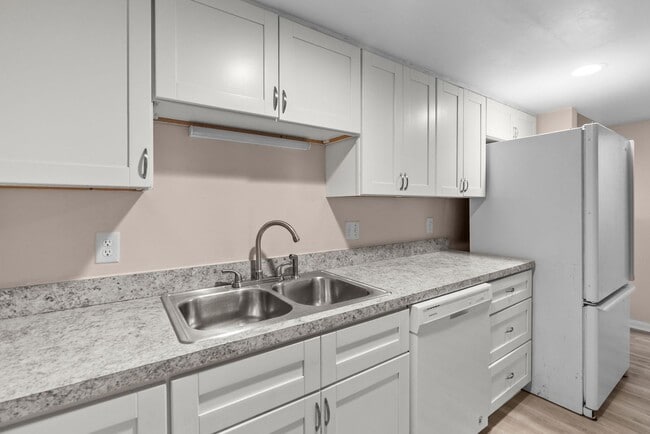 Building Photo - VB Townhouse 3 bedroomReady for quick move in