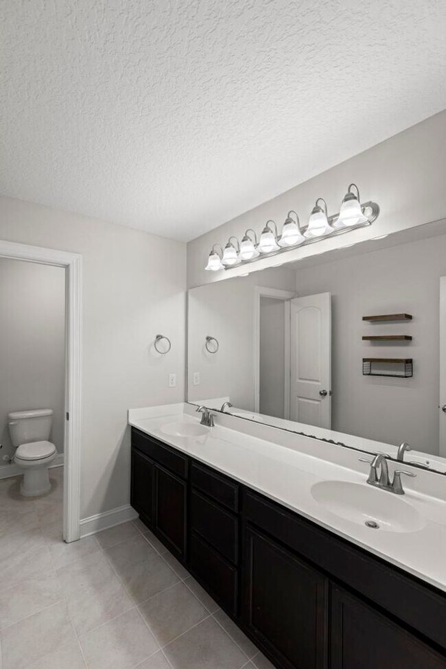 Building Photo - Gorgeous Home Offering Over 3000 HSF!