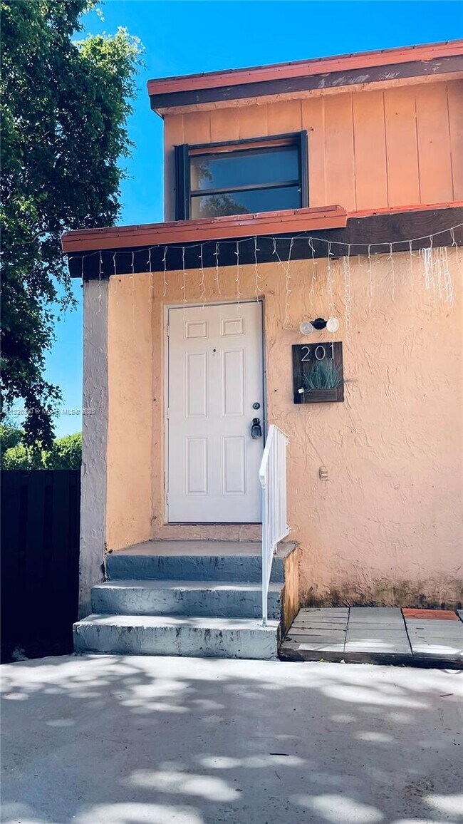 Building Photo - 415 W Park Dr