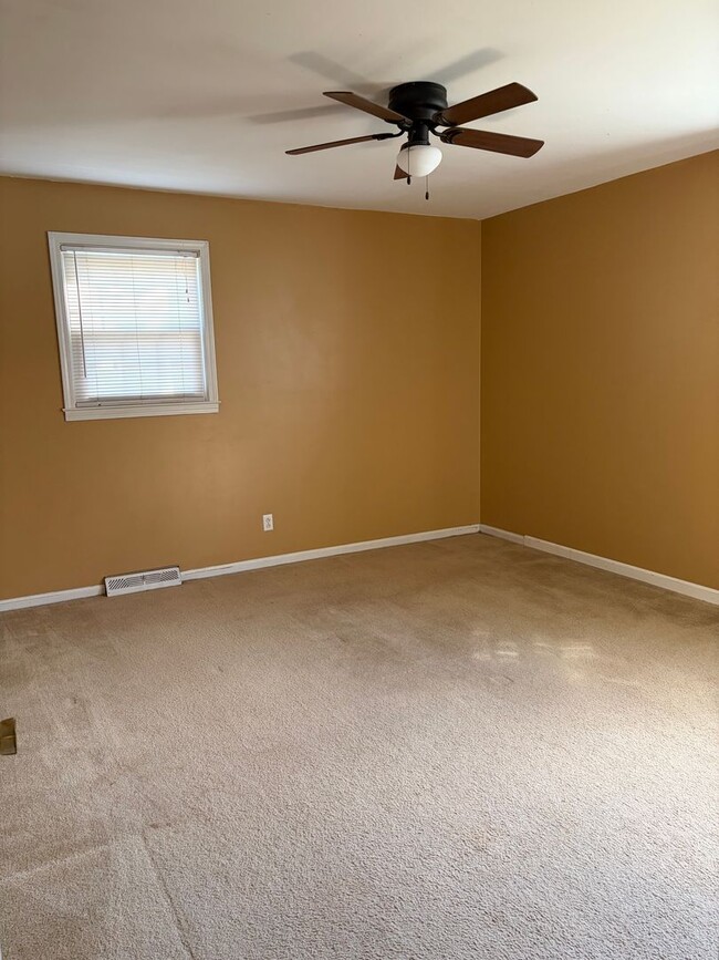 Building Photo - FENCED IN YARD AND LARGE DETACHED TWO CAR GARAGE LOCATED IN THE DESIRED TRAVELERS REST!!!