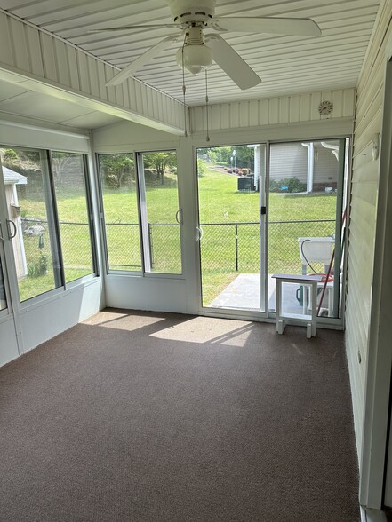 Enclosed patio - 1524 Hawkcrest Ln