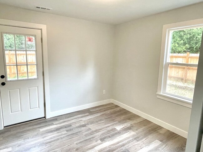 Building Photo - Powellhurst-Gilbert Remodeled Bungalow, Fenced Yard, Off-Street Parking, In-Unit Laundry