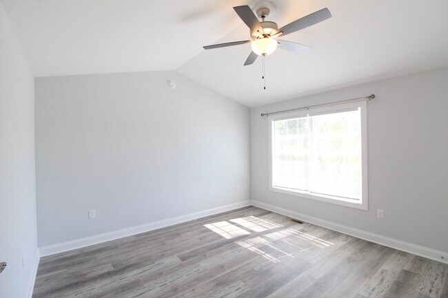 Building Photo - Stylish and Spacious Townhome Near Sentara...