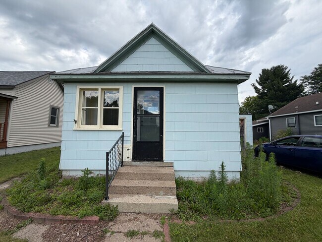 Building Photo - Charming 2 Bedroom Single-Family Home with Garage in Tomah