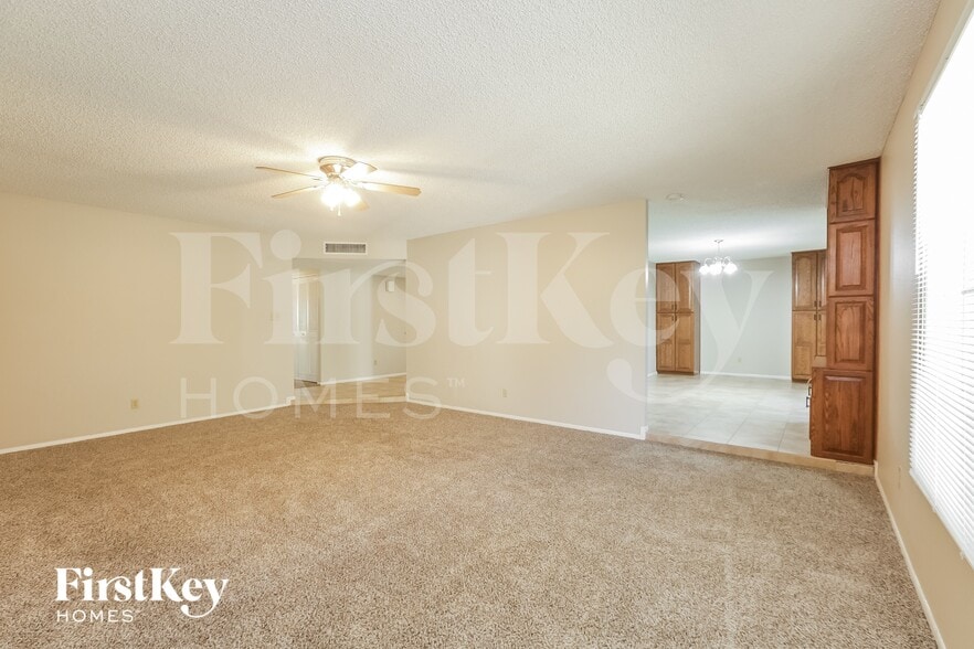 Building Photo - 614 E Greenway Dr