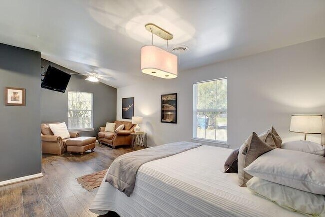 Building Photo - 313 Rowland Dr