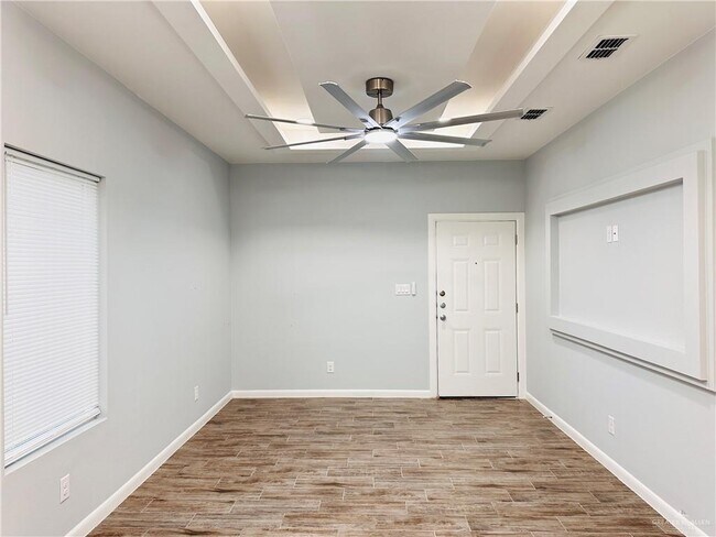 Building Photo - 2304 E Viviana St