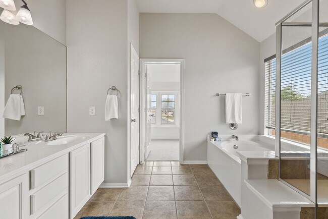 Building Photo - Spacious 4 BR/2.5 bath home in Iron Horse ...
