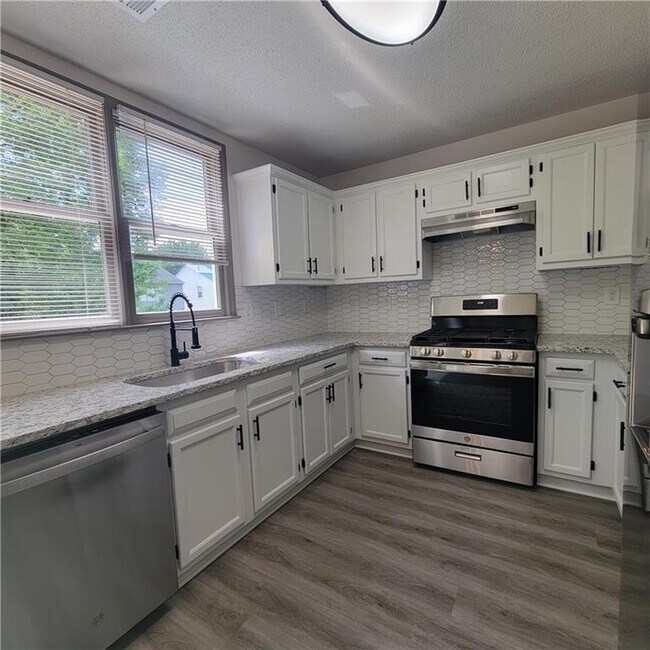 Building Photo - 3045 Binghampton Ln