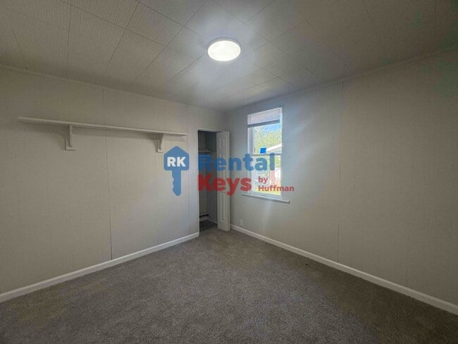 Building Photo - Two Bedroom House | Detached Garage