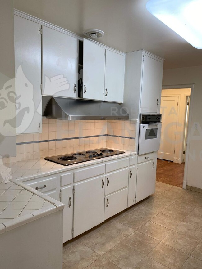 Building Photo - 2 Bedroom/ 1 Bathroom home.