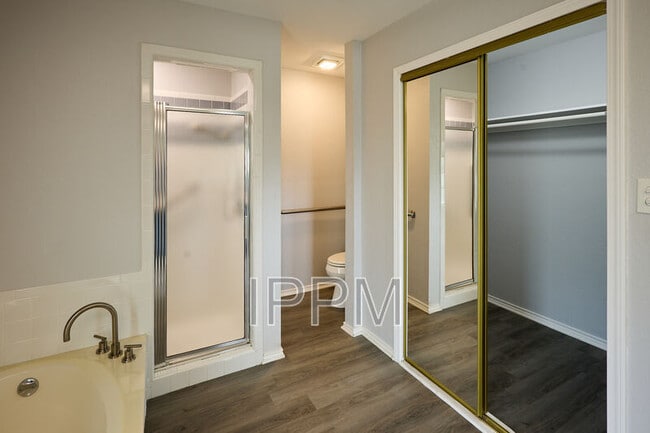 Building Photo - 1813 Lazy Lake Dr