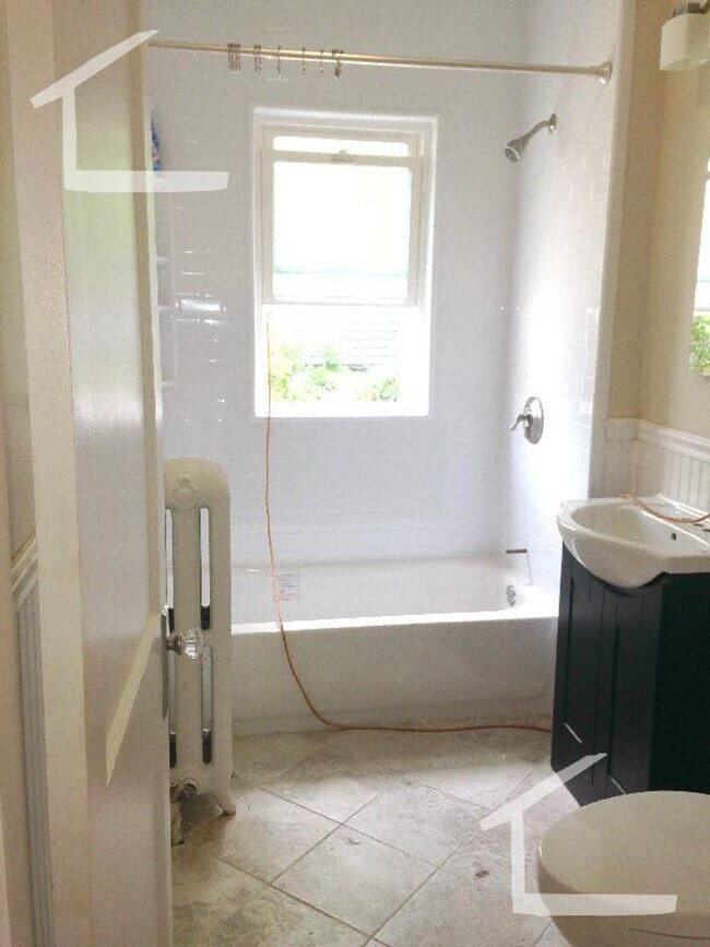 Building Photo - 9/1 Renovated, oversized 4BR/2BA near Oak ...
